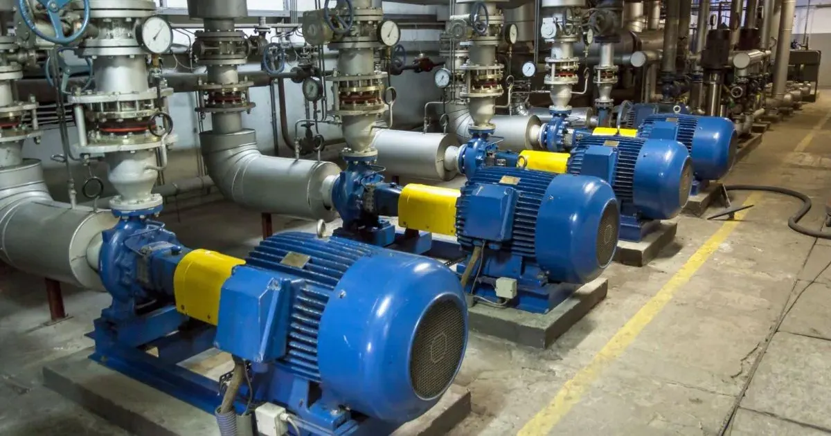 Motores elétricos industriais instalados em conjunto com bombas