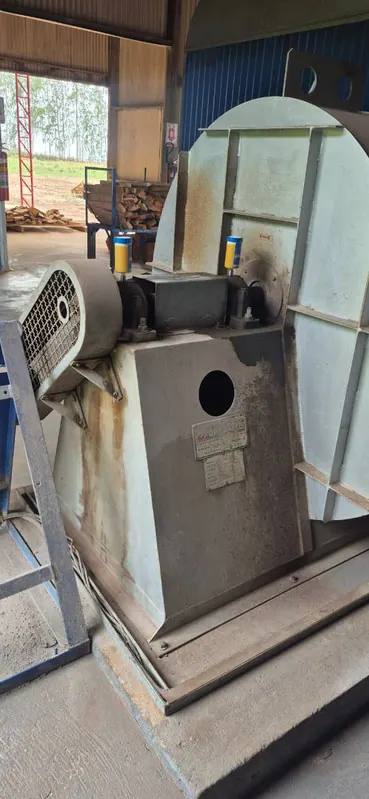 Sistema de lubrificação automática instalado em equipamento industrial com linhas de distribuição