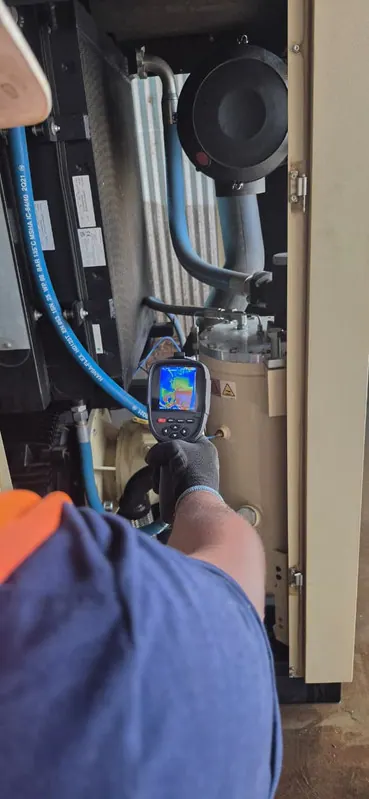 Imagem termográfica de compressor industrial destacando regiões de temperatura elevada
